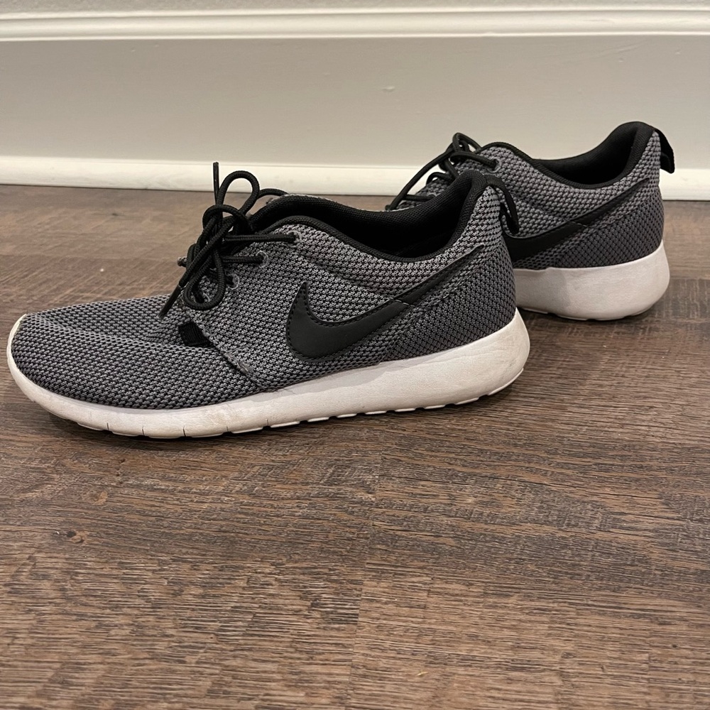 Grey/black Nike Roshe tennis shoes
